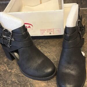 New in Box Size 6 women’s black